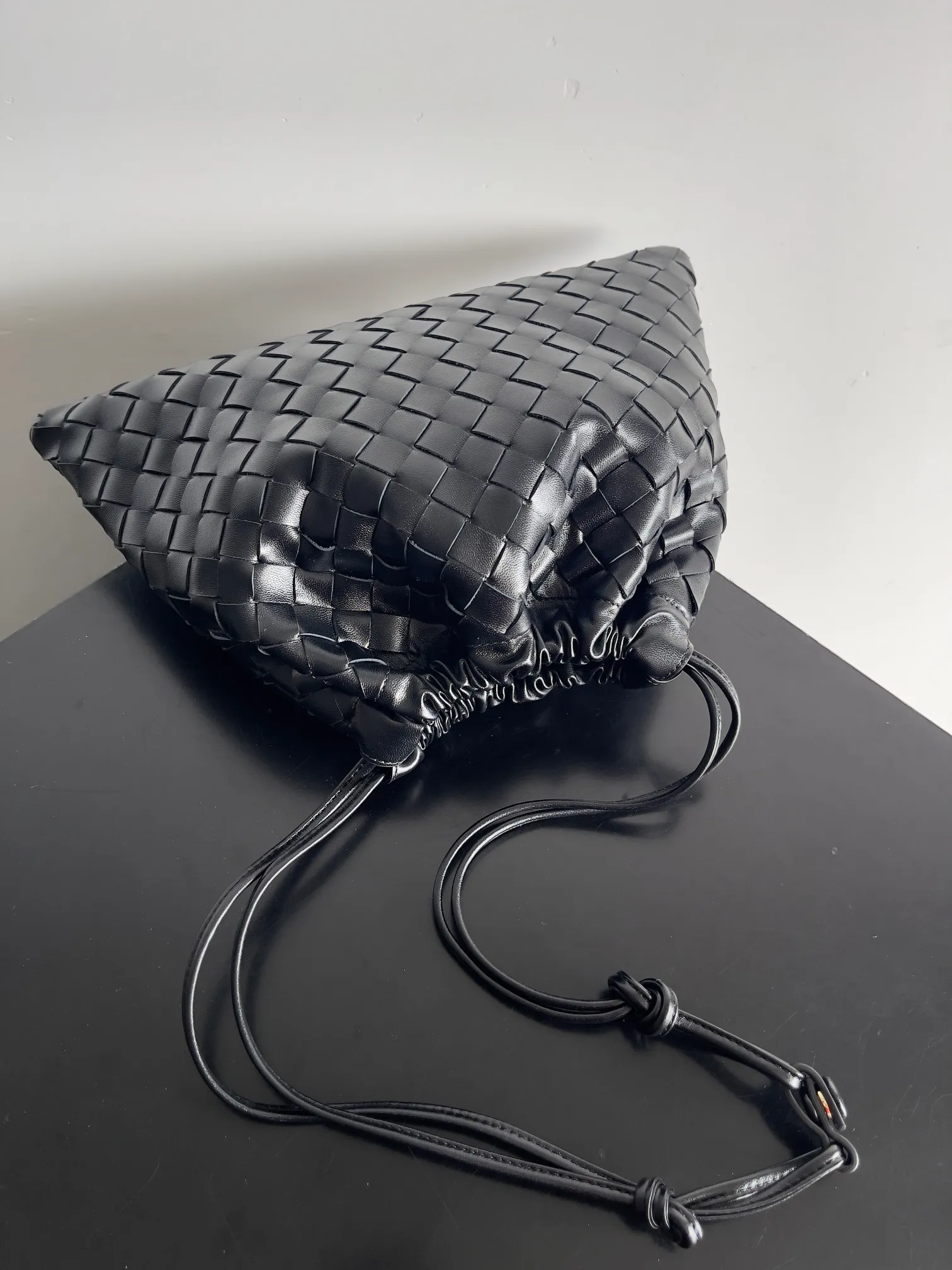 Batch 1560 Armpit bags have become a fashionable item that every girl has in their hands in recent years🛍️. The elegant and simple style has won the love of many people of different ages. However, there is an unavoidable trouble with armpit bags, that is, the capacity is too small, and BOTTEGA VENETA’s new Dustbag Considering people's travel needs, the capacity of garbage bags has been greatly upgraded. Folding umbrellas, water cups, and girls' makeup powder and lipstick can all be accommodated. It is very light and resistant to dirt. Even if you have a lot of things when traveling, it can reduce the burden to a certain extent. The shoulder straps are buckled and can be changed at will. It can be used for hand holding or as the liner of a large bag. After the drawstring is drawn, it looks like a cloud bag. It is very suitable for concave styling when traveling in summer🙋🏻‍♀️ Style number: 796728 Size: 32*23*1cm